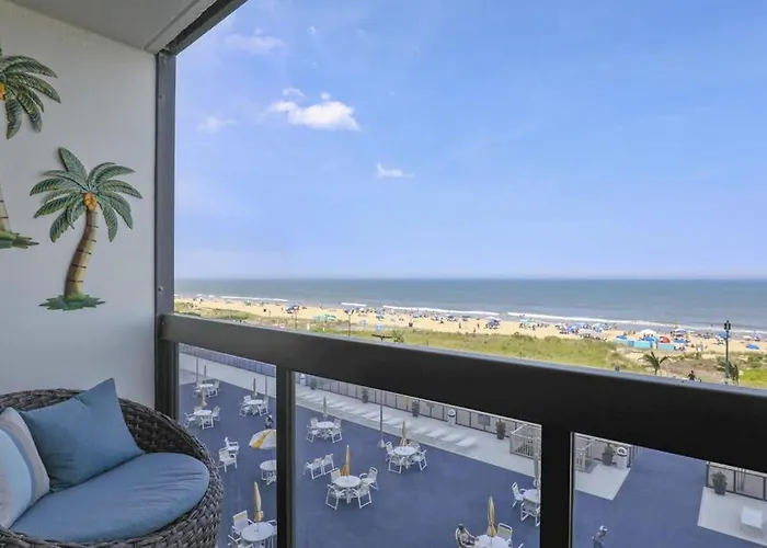 Modern Beachfront With Balcony Views Pool & Gym Apartment