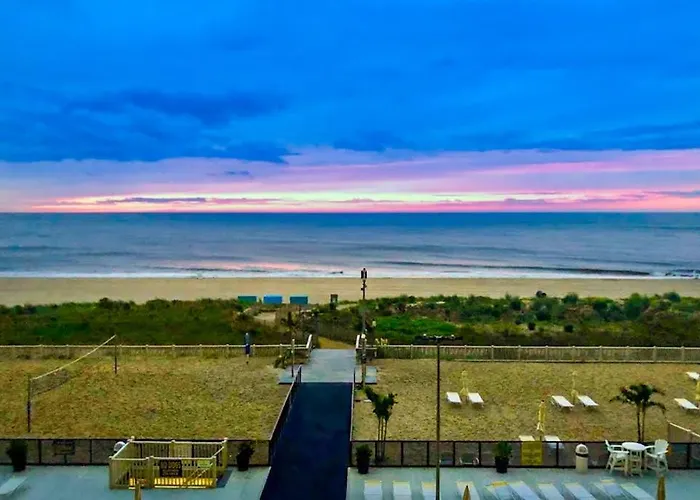 Modern Beachfront With Balcony Views Pool & Gym