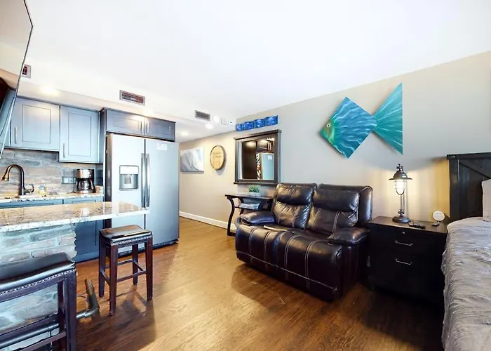 Modern Beachfront With Balcony Views Pool & Gym Apartment *