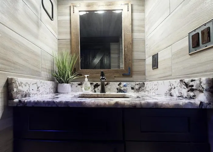 Modern Beachfront With Balcony Views Pool & Gym Apartment Ocean City