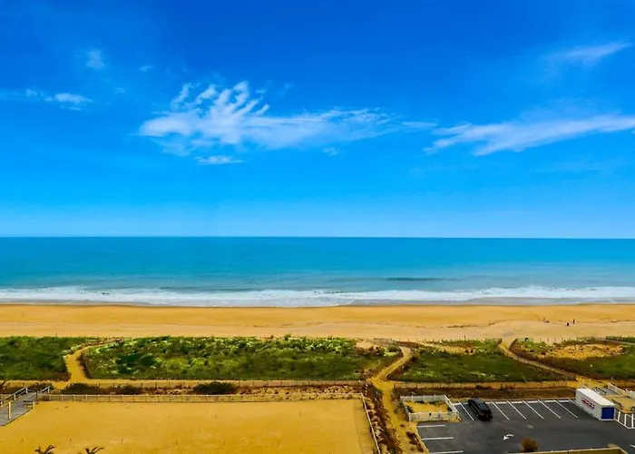 Apartment Modern Beachfront With Balcony Views Pool & Gym *