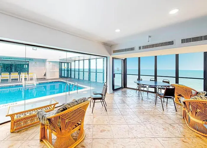 Apartment Modern Beachfront With Balcony Views Pool & Gym *