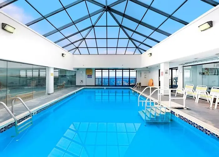 Modern Beachfront With Balcony Views Pool & Gym Apartment *